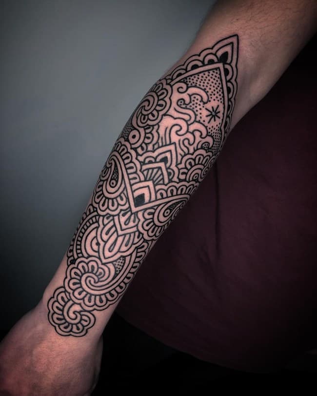 Dichtes Mandala am Unterarm – Mandala / Ornament, INKLABS-Arbeit